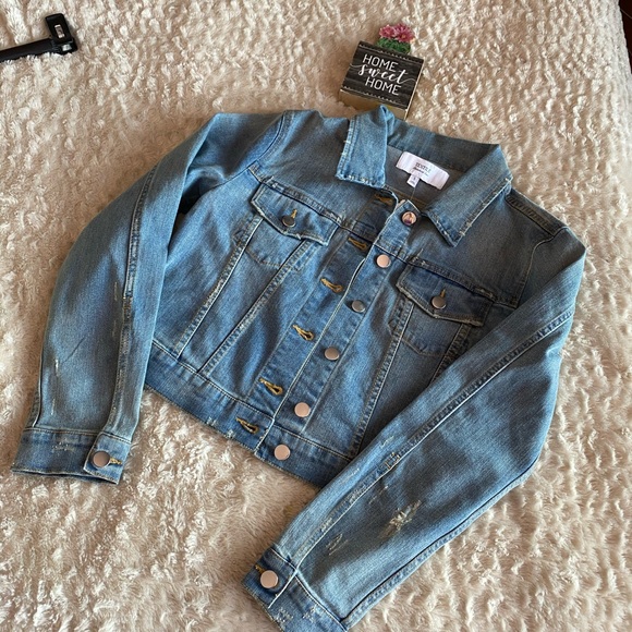TEXTILE Elizabeth & James~Distressed Denim Jacket✨ - Picture 3 of 9